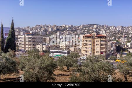 Das Panorama der Stadt Beit Jala im palästinensischen Westjordanland (Palästina) nahe der Grenze zu Israel mit den Wohngebäuden im Hintergrund. Stockfoto