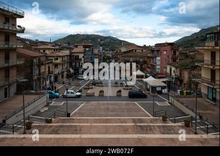 Belmonte - Mezzagno, Sizilien, Italien, 17. Dezember 2023 - Blick auf den Hauptplatz des Dorfes, einen alten Markt mit kultureller Architektur Stockfoto