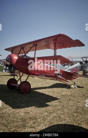 Red Fokker Dr.I Dreidecker geparkt Stockfoto