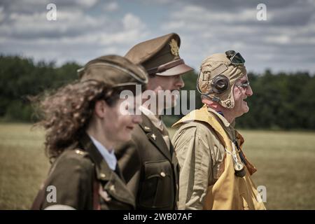 2 Offiziere der königlichen Luftwaffe in Uniform, die mit einem Piloten laufen Stockfoto