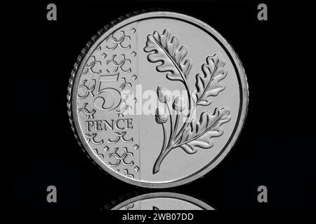 Oak Leaves & Acorns 5 Pence Münze im endgültigen jährlichen Münzset 2024 mit dem ersten Münzporträt von König Karl III. Von Martin Jennings Stockfoto