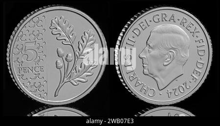 Oak Leaves & Acorns 5 Pence Münze im endgültigen jährlichen Münzset 2024 mit dem ersten Münzporträt von König Karl III. Von Martin Jennings Stockfoto