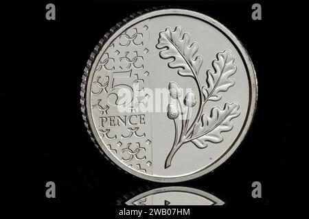 Oak Leaves & Acorns 5 Pence Münze im endgültigen jährlichen Münzset 2024 mit dem ersten Münzporträt von König Karl III. Von Martin Jennings Stockfoto