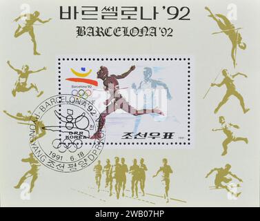Souvenirbogen mit stornierter Briefmarke von Nordkorea, auf der 400 Meter Lauf, Olympische Sommerspiele 1992 - Barcelona, um 1991 gezeigt wird. Stockfoto