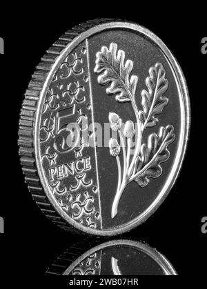 Oak Leaves & Acorns 5 Pence Münze im endgültigen jährlichen Münzset 2024 mit dem ersten Münzporträt von König Karl III. Von Martin Jennings Stockfoto