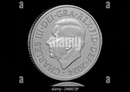 Die Auerhahn-10-Pence-Münze aus dem Definitive Annual Coin Set 2024 mit dem ersten Münzporträt von König Karl III. Von Martin Jennings Stockfoto
