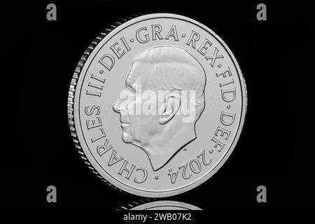 Die Auerhahn-10-Pence-Münze aus dem Definitive Annual Coin Set 2024 mit dem ersten Münzporträt von König Karl III. Von Martin Jennings Stockfoto