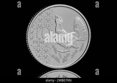 Die Auerhahn-10-Pence-Münze aus dem Definitive Annual Coin Set 2024 mit dem ersten Münzporträt von König Karl III. Von Martin Jennings Stockfoto