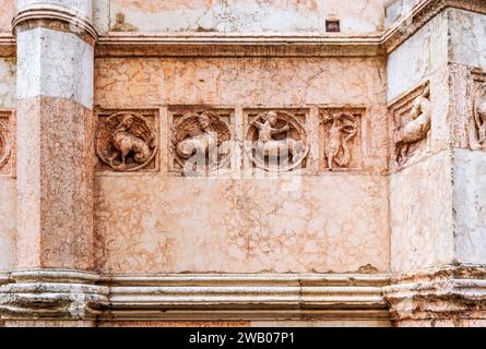 Detail der Reliefs aus rosa Verona-Marmor, an der Fassade des Baptisteriums von Parma, Domplatz im Stadtzentrum von Parma, Emilia Romagna, Italien Stockfoto