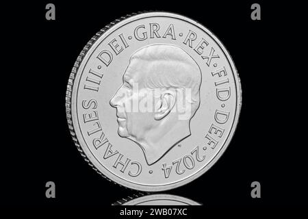 Die Auerhahn-10-Pence-Münze aus dem Definitive Annual Coin Set 2024 mit dem ersten Münzporträt von König Karl III. Von Martin Jennings Stockfoto