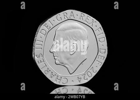 Die 20-Pence-Puffin-Münze im endgültigen jährlichen Münzset 2024 mit dem ersten Münzporträt von König Karl III. Von Martin Jennings Stockfoto