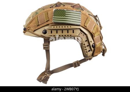 Getarnter Militärhelm mit US-Flaggenaufnäher isoliert auf weißem Hintergrund. Stockfoto