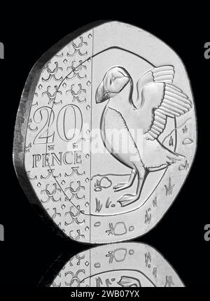 Die 20-Pence-Puffin-Münze im endgültigen jährlichen Münzset 2024 mit dem ersten Münzporträt von König Karl III. Von Martin Jennings Stockfoto