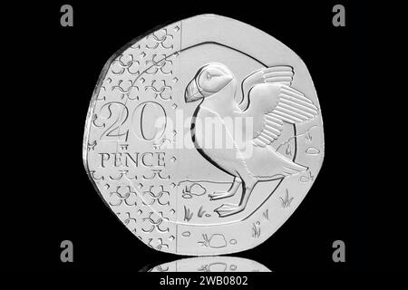 Die 20-Pence-Puffin-Münze im endgültigen jährlichen Münzset 2024 mit dem ersten Münzporträt von König Karl III. Von Martin Jennings Stockfoto