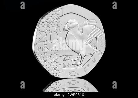 Die 20-Pence-Puffin-Münze im endgültigen jährlichen Münzset 2024 mit dem ersten Münzporträt von König Karl III. Von Martin Jennings Stockfoto