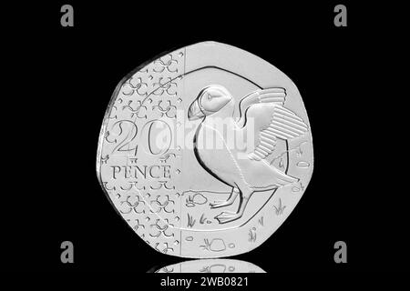 Die 20-Pence-Puffin-Münze im endgültigen jährlichen Münzset 2024 mit dem ersten Münzporträt von König Karl III. Von Martin Jennings Stockfoto
