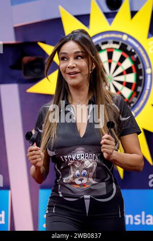 Moderatorin Verona Pooth bei der Pro7 Promi Darts WM 2024 übertragen von Joyn im Maritim Hotel Düsseldorf. Düsseldorf, 06.01.2024 NRW Deutschland *** Moderatorin Verona Pooth bei der Pro7 Celebrity Darts World Championship 2024 ausgestrahlt von Joyn im Maritim Hotel Düsseldorf Düsseldorf, 06 01 2024 NRW Deutschland Copyright: XChristophxHardtx Stockfoto