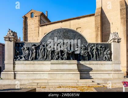 Denkmal für den italienischen Komponisten Giuseppe Verdi, ein riesiges Denkmal aus Granit und Bronze in der Nähe des Pilotta-Palastes, im Stadtzentrum von Parma, Emilia Romagna Stockfoto