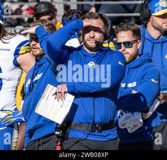 Santa Clara, Usa. Januar 2024. Sean McVay Wastches, Cheftrainer der Los Angeles Rams, lag am Sonntag, den 7. Januar 2024, im ersten Viertel der San Francisco 49ers im Levi's Stadium in Santa Clara, Kalifornien. Foto: Terry Schmitt/UPI Credit: UPI/Alamy Live News Stockfoto