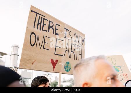 Junge Aktivistin mit Plakat zum globalen Streik für den Klimawandel Stockfoto