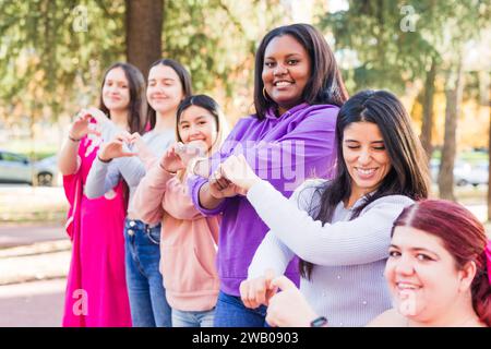 Die Hände in Herzform inspirieren feministische Inklusion für Vielfalt und Sorgenfreiheit Stockfoto