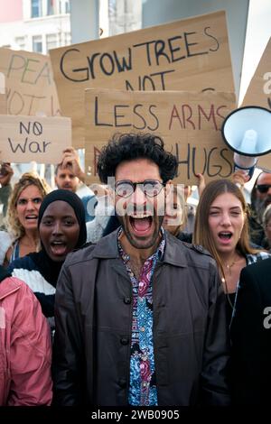 Menschen aus verschiedenen Rassen, die gegen Krieg und Gewalt in der Welt protestieren. Gruppe von Aktivisten Stockfoto