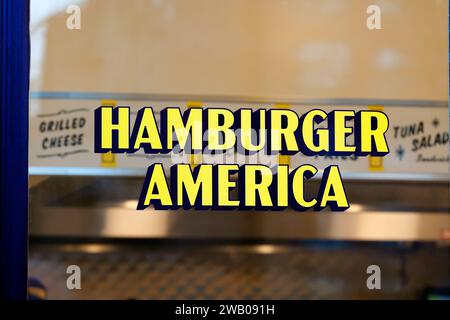 Schaufensterschilder für Hamburger America, ein Superburgerrestaurant in 51 MacDougal St, 155 W Houston St, New York. Stockfoto