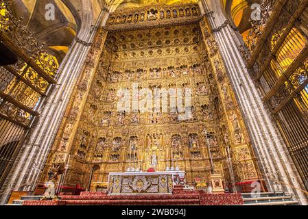 Sevilla, Spanien - 1. September 2023: Das verzierte Innere und der Altar der Kathedrale von Sevilla. Die Kathedrale aus dem 15. Jahrhundert gehört zum UNESCO-Weltkulturerbe Stockfoto