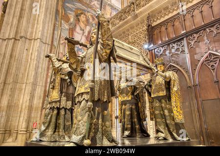 Sevilla, Spanien - 1. September 2023: Das reich verzierte Grab mit den Überresten von Christoph Kolumbus in der Kathedrale von Sevilla. Stockfoto