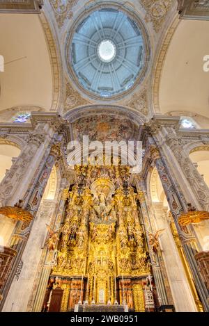 Sevilla, Spanien - 1. September 2023: Das verzierte Innere und der Altar der Kirche Iglesia del Salvador, erbaut im 17. Jahrhundert Stockfoto