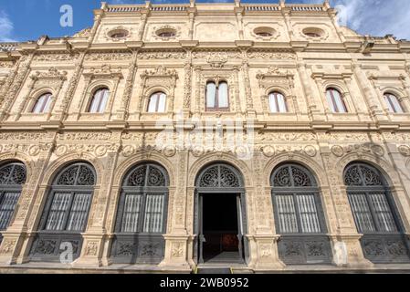 Sevilla, Spanien - 1. September 2023: Das prunkvolle Rathaus von Sevilla, Spanien, befindet sich auf der Plaza Nueva Stockfoto