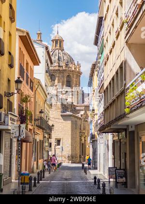 Granada, Spanien - 31. August 2023: Alte historische Straße, die zur Kathedrale von Granada führt Stockfoto