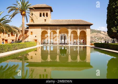 Granada, Spanien - 31. August 2023: Der El Partal Palast aus dem 14. Jahrhundert in der Alhambra Festung von Granada, Spanien Stockfoto