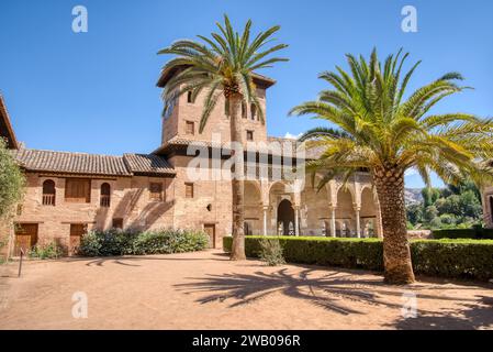 Granada, Spanien - 31. August 2023: Der El Partal Palast aus dem 14. Jahrhundert in der Alhambra Festung von Granada, Spanien Stockfoto