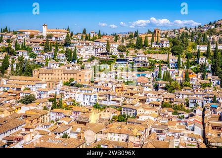 Skyline eines alten Hauses auf einem Hügel im historischen Granada, Spanien Stockfoto