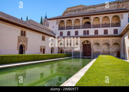 Patio de Camares reflektierender Pool in den Palacios Nazaries der Alhambra von Granada Stockfoto