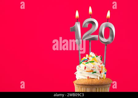 Brennende Kerze Nummer 120 - Geburtstagskarte mit Cupcake Stockfoto