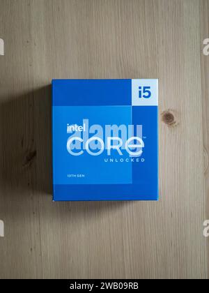 BUDAPEST, UNGARN- 4. AUGUST 2023: Nahaufnahme einer CPU-Box mit Intel i5 Prozessor der 13. Generation auf einem Holztisch, Draufsicht Stockfoto