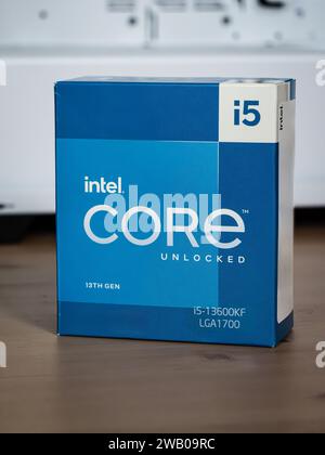 BUDAPEST, UNGARN, 4. AUGUST 2023: Nahaufnahme einer CPU-Box mit Intel i5 Prozessor der 13. Generation auf einem Holztisch Stockfoto