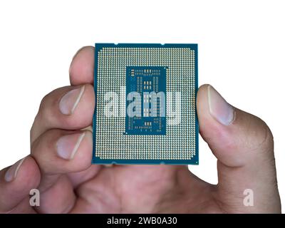 Zentrale Verarbeitungseinheit (CPU), Mikroprozessor, Computerkomponente in der Hand isoliert auf weiß Stockfoto