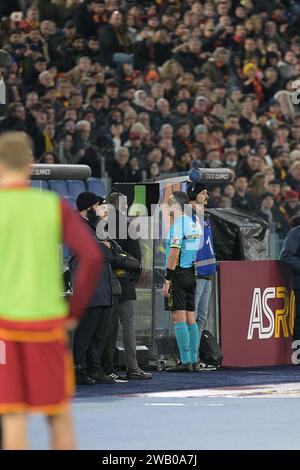 Stadio Olimpico, Rom, Italien. Januar 2024. Fußball der Serie A; Roma gegen Atalanta; Schiedsrichter Gianluca Aureliano während der Beratung des VAR-Systems, das Roma in Minute 39 einen Elfmeterschießen verlieh. Credit: Action Plus Sports/Alamy Live News Stockfoto