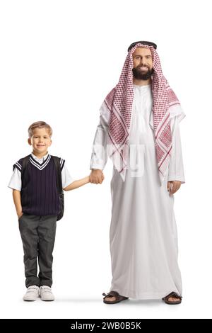 Porträt eines saudischen arabischen Mannes, der einen Schuljungen hält, mit Hand isoliert auf weißem Hintergrund Stockfoto