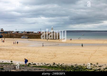 St Ives Cornwall, Hafenstrand bei Ebbe mit St Ives Leuchtturm am Smeatons Pier, Cornwall, England, UK, 2023 Stockfoto