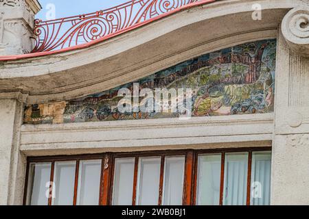Fragment der Fassade eines Gebäudes in Charkow. Manufaktur des frühen 20. Jahrhunderts. Im Jugendstil. Der Autor der Majolika an der Fassade ist Stockfoto