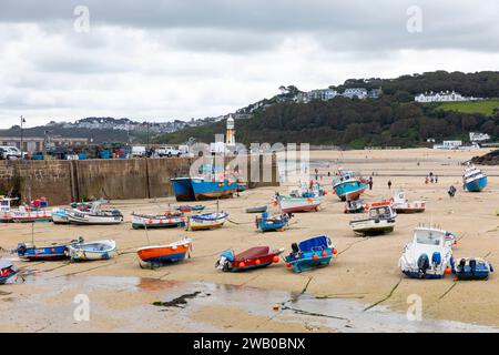 St Ives Cornwall England, september 2023, Hafensand und Abstriche Pier und Leuchtturm bei Ebbe Booten Anker, Großbritannien Stockfoto