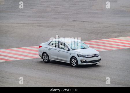 Citroen grauer Pkw auf der Autobahn. Ein Auto überquert einen Quersteg. Charkiw, Ukraine 07-07-2023 Stockfoto