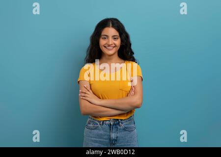 Studio-Aufnahme einer fröhlichen, schönen jungen indianerin Stockfoto