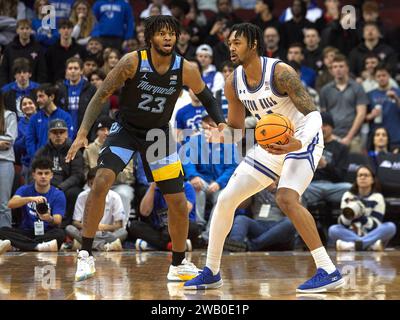 Marquette Golden Eagles Stürmer David Joplin (23) verteidigt Seton Hall Pirates Guard Dre Davis (14) in der ersten Halbzeit während eines Big East Basketball Matchup im Prudential Center in Newark, New Jersey am Samstag, 6. Januar 2024. Duncan Williams/CSM Stockfoto