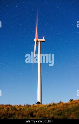 Ein Foto von einer Windturbine auf der Spitze der Hügel in Palmerston North, Neuseeland. Das Bild ist eine Langzeitbelichtung mit einer langen Verschlusszeit, die bei ni aufgenommen wurde Stockfoto