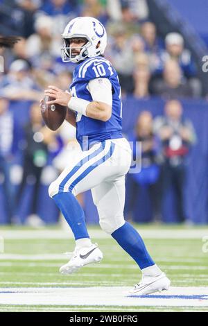 6. Januar 2024: Der Indianapolis Colts Quarterback Gardner Minshew (10) übergibt den Ball während der NFL-Action gegen die Houston Texans im Lucas Oil Stadium in Indianapolis, Indiana. John Mersits/CSM. Stockfoto